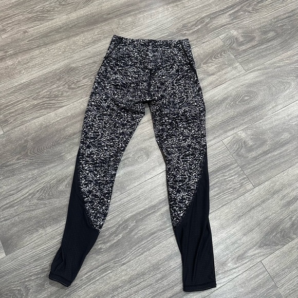 Lululemon Deep Breath Tight
Iced Wave White Black
Material: Full-On® Luon - Picture 5 of 9